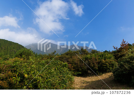 久住高原展望台から見る久住山、大船山（大分県竹田市） 107872236