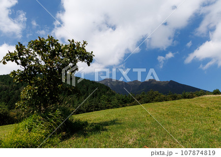 久住高原展望台下から見る久住山、大船山(大分県竹田市) 久住高原展望台下から見る久住山、大船山(大分県竹田市) 107874819