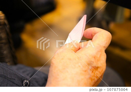 折り紙の手 折り紙の手 107875004