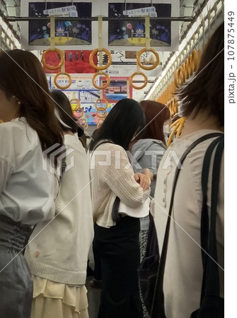 電車の女性専用車で通勤中の女性たち 電車の女性専用車で通勤中の女性たち 107875449