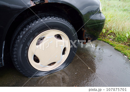 雨に濡れた廃棄自動車 雨に濡れた廃棄自動車 107875701
