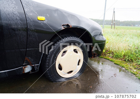 雨に濡れた廃棄自動車 107875702