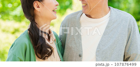 公園で見つめ合うシニア夫婦 公園で見つめ合うシニア夫婦 107876499
