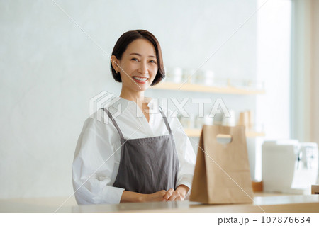 注文を受ける飲食店スタッフ 注文を受ける飲食店スタッフ 107876634