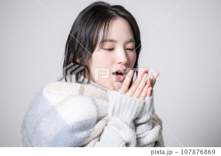 マフラーとニットを着た若い女性のポートレート　冬 107876869