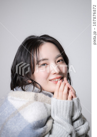 マフラーとニットを着た若い女性のポートレート　秋冬 107876872
