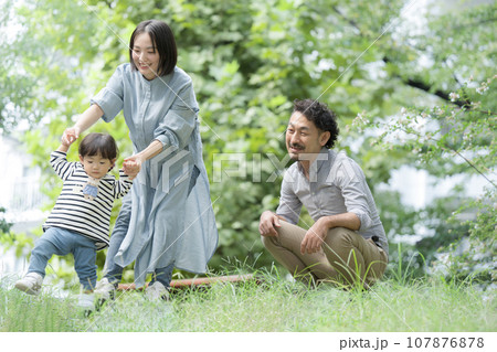 公園で遊ぶ幸せなアジア系（日本人）の家族 新緑の季節春夏のイメージ 107876878