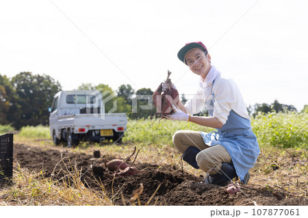 畑仕事をする若い男性 107877061
