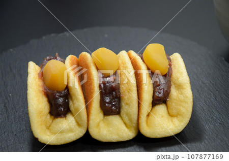 秋には栗の和菓子 秋には栗の和菓子 107877169