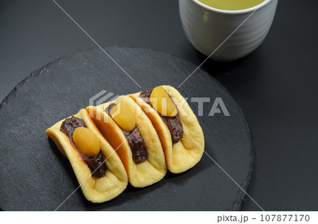 秋には栗の和菓子 107877170