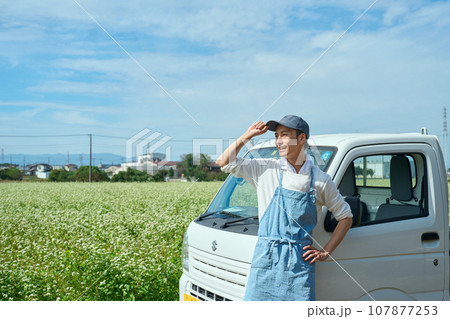 農業に従事する男性のポートレート 107877253