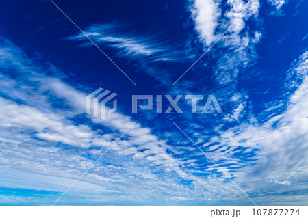秋の青空に流れる雲 b-3 高彩度コントラスト 秋の青空に流れる雲 b-3 高彩度コントラスト 107877274