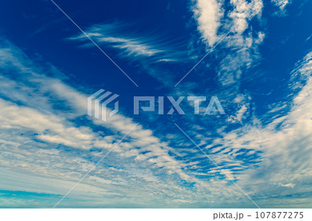 秋の青空に流れる雲　b-4 暖色加味 107877275