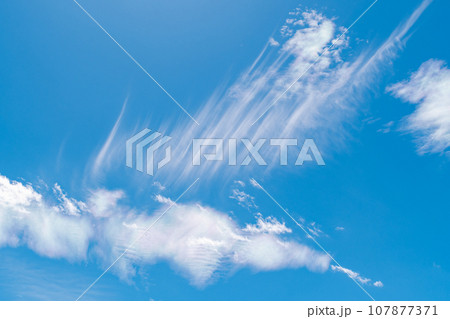 秋の青空に現れたすじ雲 b-2 ライトトーン 秋の青空に現れたすじ雲 b-2 ライトトーン 107877371