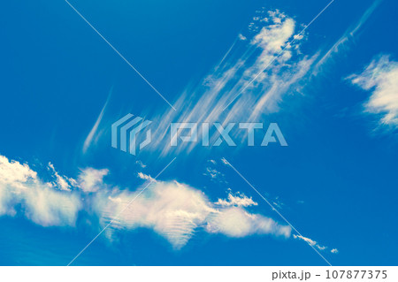 秋の青空に現れたすじ雲　b-4 暖色加味  107877375