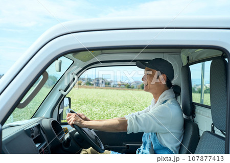 軽トラを運転する農家の男性 軽トラを運転する農家の男性 107877413
