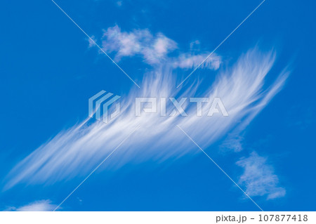 秋の青空に現れたすじ雲　c-1  107877418
