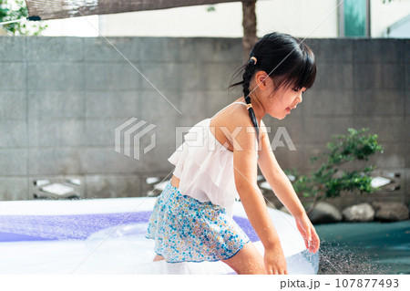 5 years old 107877493
