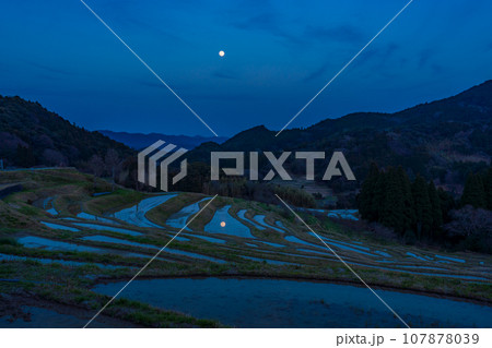 【千葉県】田に水の入った大山千枚田・月夜 【千葉県】田に水の入った大山千枚田・月夜 107878039
