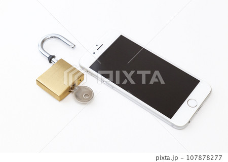 スマホと南京錠 白バック スマホと南京錠 白バック 107878277