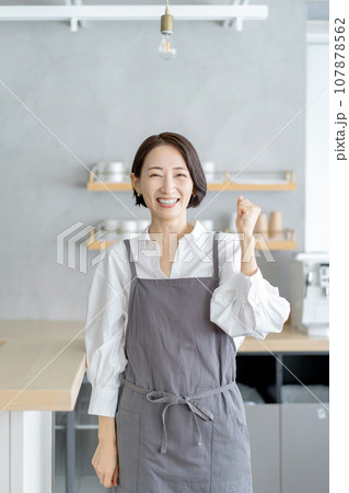 エプロン姿でガッツポーズする女性 カフェ店員 エプロン姿でガッツポーズする女性 カフェ店員 107878562