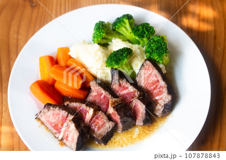 牛肉、赤ワイン漬け柔らか厚切りステーキ 107878843