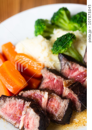 牛肉、赤ワイン漬け柔らか厚切りステーキ 牛肉、赤ワイン漬け柔らか厚切りステーキ 107878845