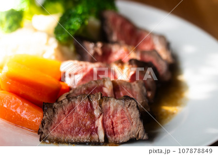 牛肉、赤ワイン漬け柔らか厚切りステーキ 牛肉、赤ワイン漬け柔らか厚切りステーキ 107878849
