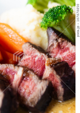 牛肉、赤ワイン漬け柔らか厚切りステーキ 牛肉、赤ワイン漬け柔らか厚切りステーキ 107878850