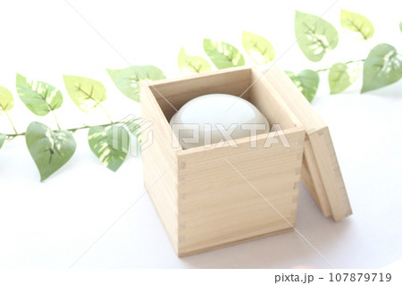 窓辺に置かれた骨壺 終活手元供養のイメージ3 107879719