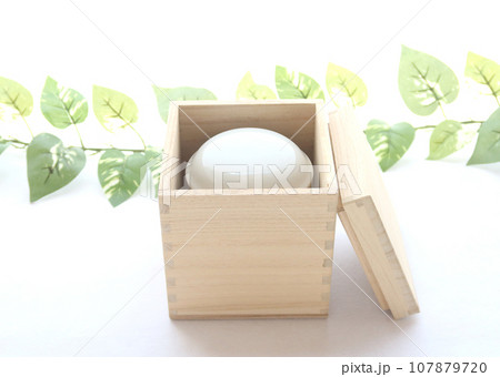 窓辺に置かれた骨壺 終活手元供養のイメージ4 107879720