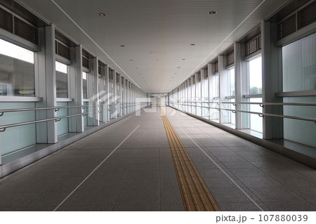 長く続く駅の連絡通路 愛・地球博記念駅構内1 107880039