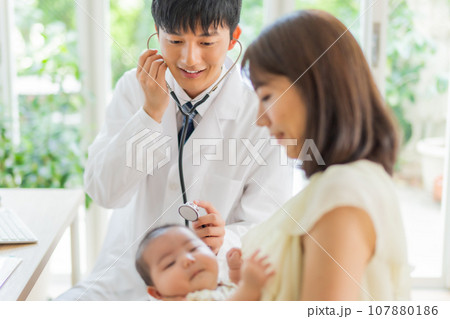 乳幼児を診る小児科医 107880186