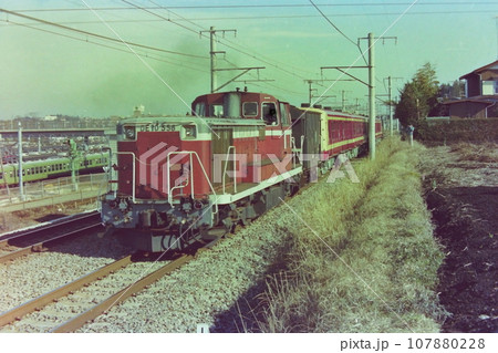 仲間を横目にDE10556に牽かれ長野電鉄に旅立つ東急5000系、長津田ー成瀬、1980年1月6日 107880228