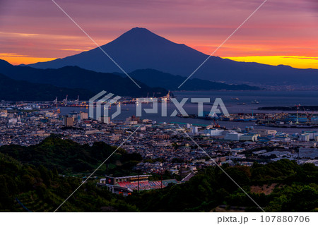 朝焼け始まる日本平から望む清水港とIAIスタジアムに富士山 朝焼け始まる日本平から望む清水港とIAIスタジアムに富士山 107880706