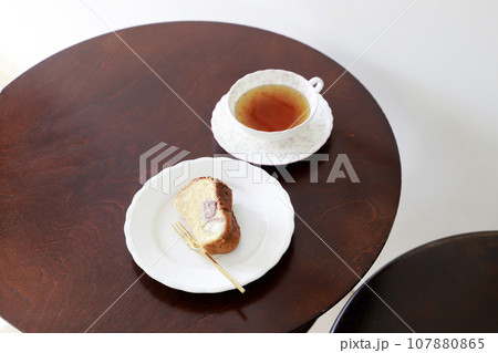 サイロいお皿にのったマロンケーキ サイロいお皿にのったマロンケーキ 107880865