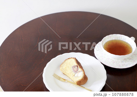 サイロいお皿にのったマロンケーキ サイロいお皿にのったマロンケーキ 107880878