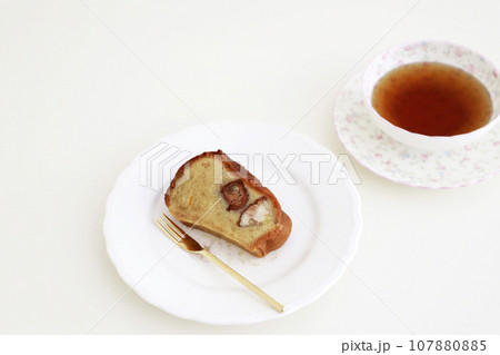 サイロいお皿にのったマロンケーキ サイロいお皿にのったマロンケーキ 107880885