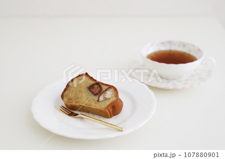 サイロいお皿にのったマロンケーキ 107880901