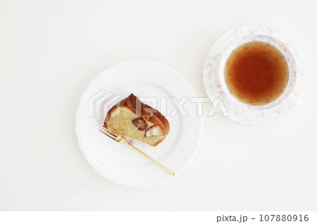 サイロいお皿にのったマロンケーキ サイロいお皿にのったマロンケーキ 107880916