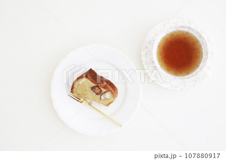 サイロいお皿にのったマロンケーキ サイロいお皿にのったマロンケーキ 107880917