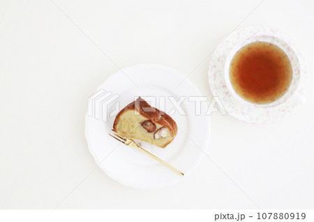 サイロいお皿にのったマロンケーキ サイロいお皿にのったマロンケーキ 107880919