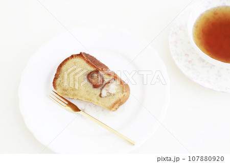 サイロいお皿にのったマロンケーキ サイロいお皿にのったマロンケーキ 107880920