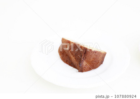 サイロいお皿にのったマロンケーキ サイロいお皿にのったマロンケーキ 107880924