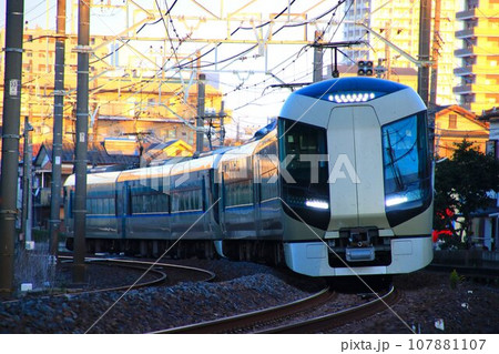 100年を超える歴史の地上線・地上駅『春日部駅』を発車して浅草を目指す東武特急・リバティ500系 107881107