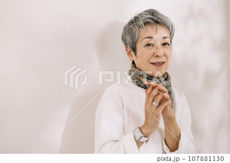 両手を合わせるグレイヘアの上品な日本人女性 107881130
