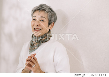 両手を合わせるグレイヘアの上品な日本人女性 107881131