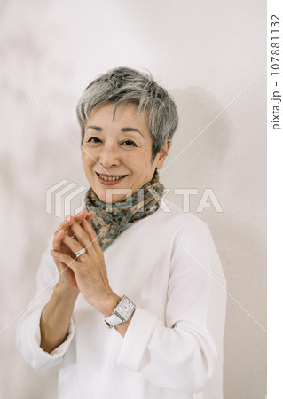 両手を合わせるグレイヘアの上品な日本人女性 107881132
