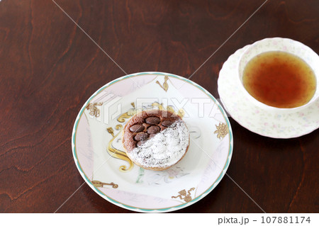 チョコレートタルト・ティータイム 107881174