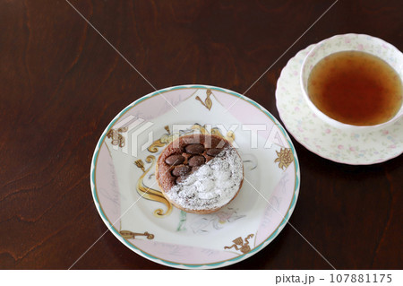 チョコレートタルト・ティータイム 107881175